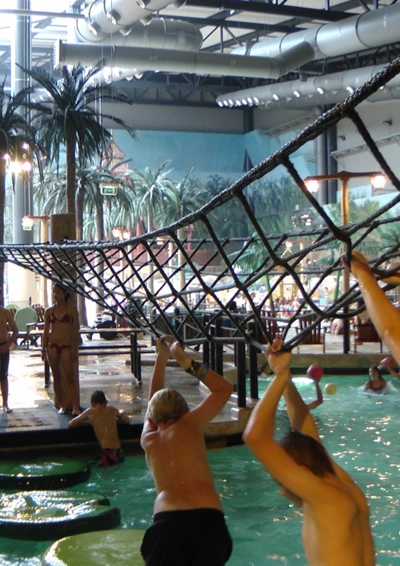 Drenge som leger i vand 