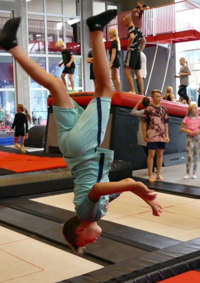 Unge der springer på trampolin 