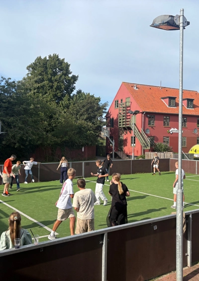 Unge der spiller bold