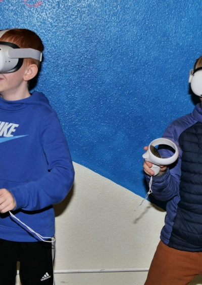 2 drenge der bruger VR briller 