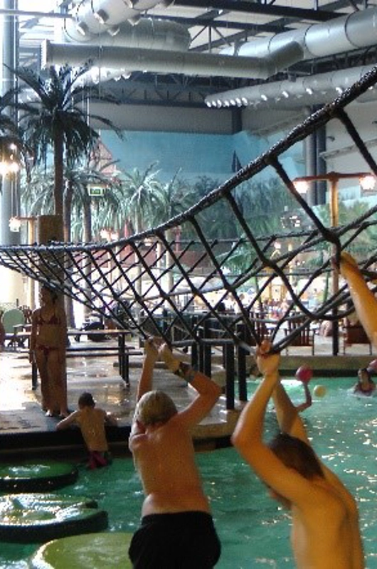 Unge der bader i Lalandia 