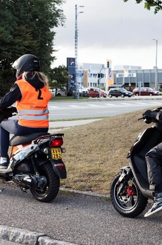 3 unge der køre knallert 