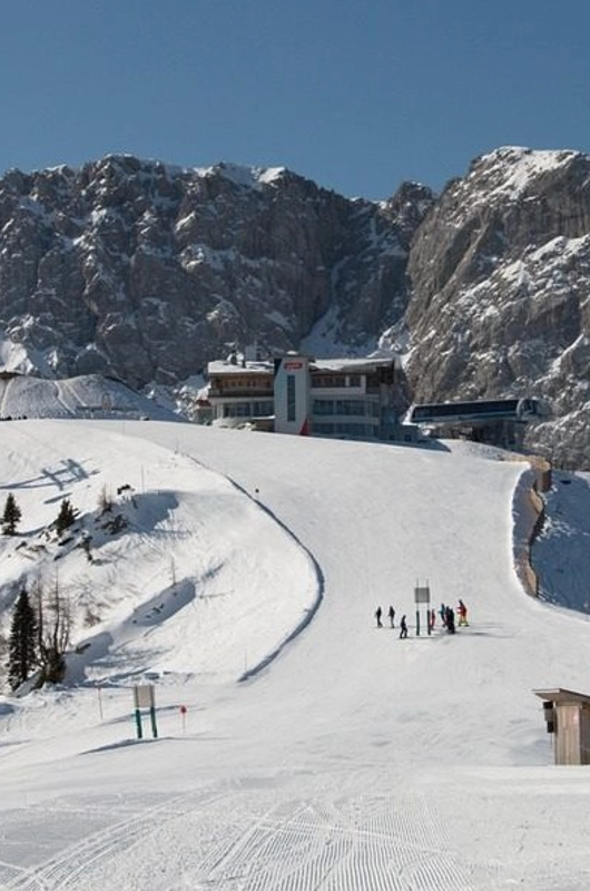 Skibakke med mennesker i Nassfeld Østrig 