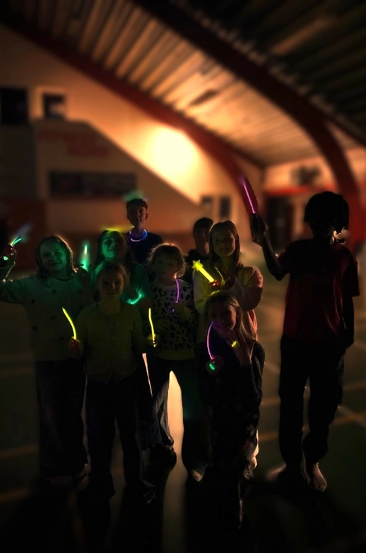 Børn med lys i mørke