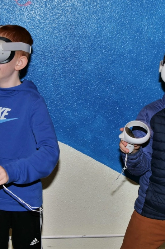 2 drenge der bruger VR briller 