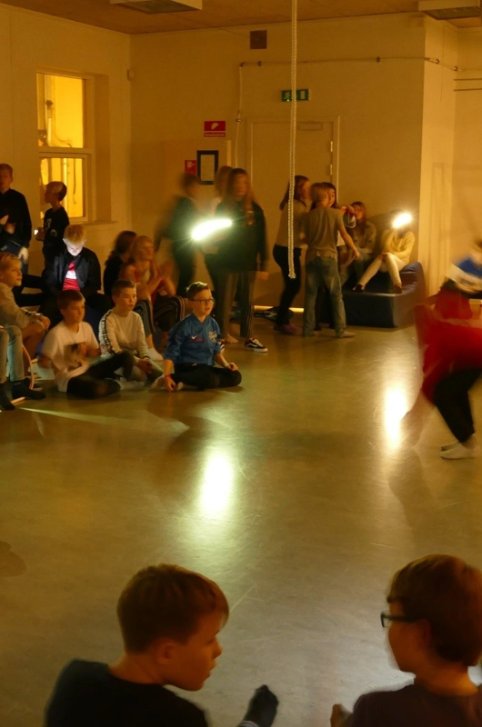 Unge der leger med lommelygter 