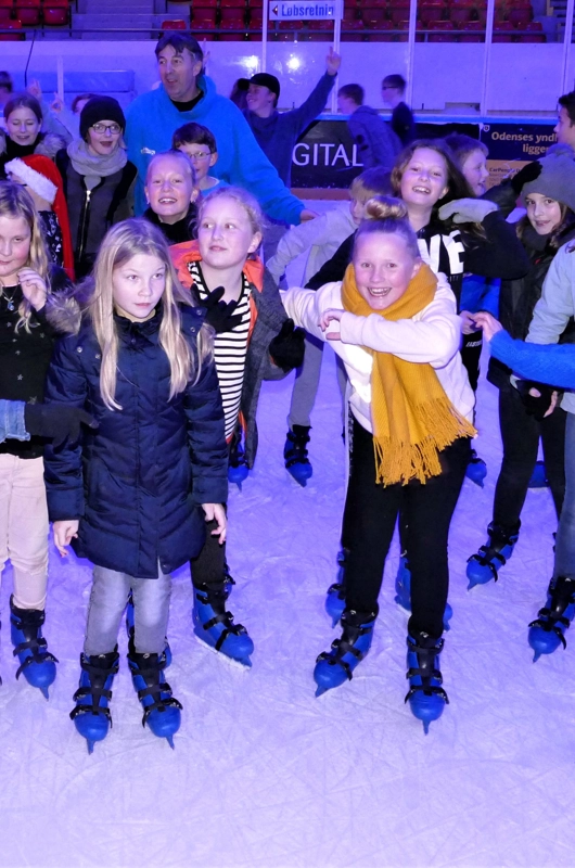 Unge som skøjter på Isstadion 